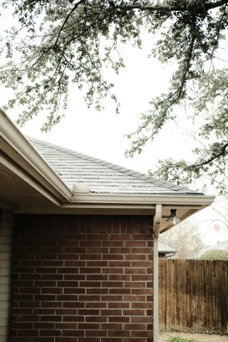 Roof edge with gutter on a brick home